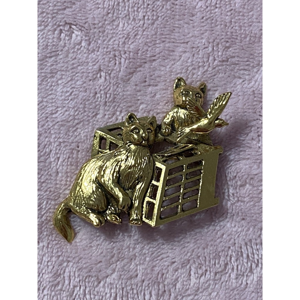 VNTG CATS With -BIRDCAGE Open Bird Out BROOCH Kitten Kitty Pet Lovers Gold Tone